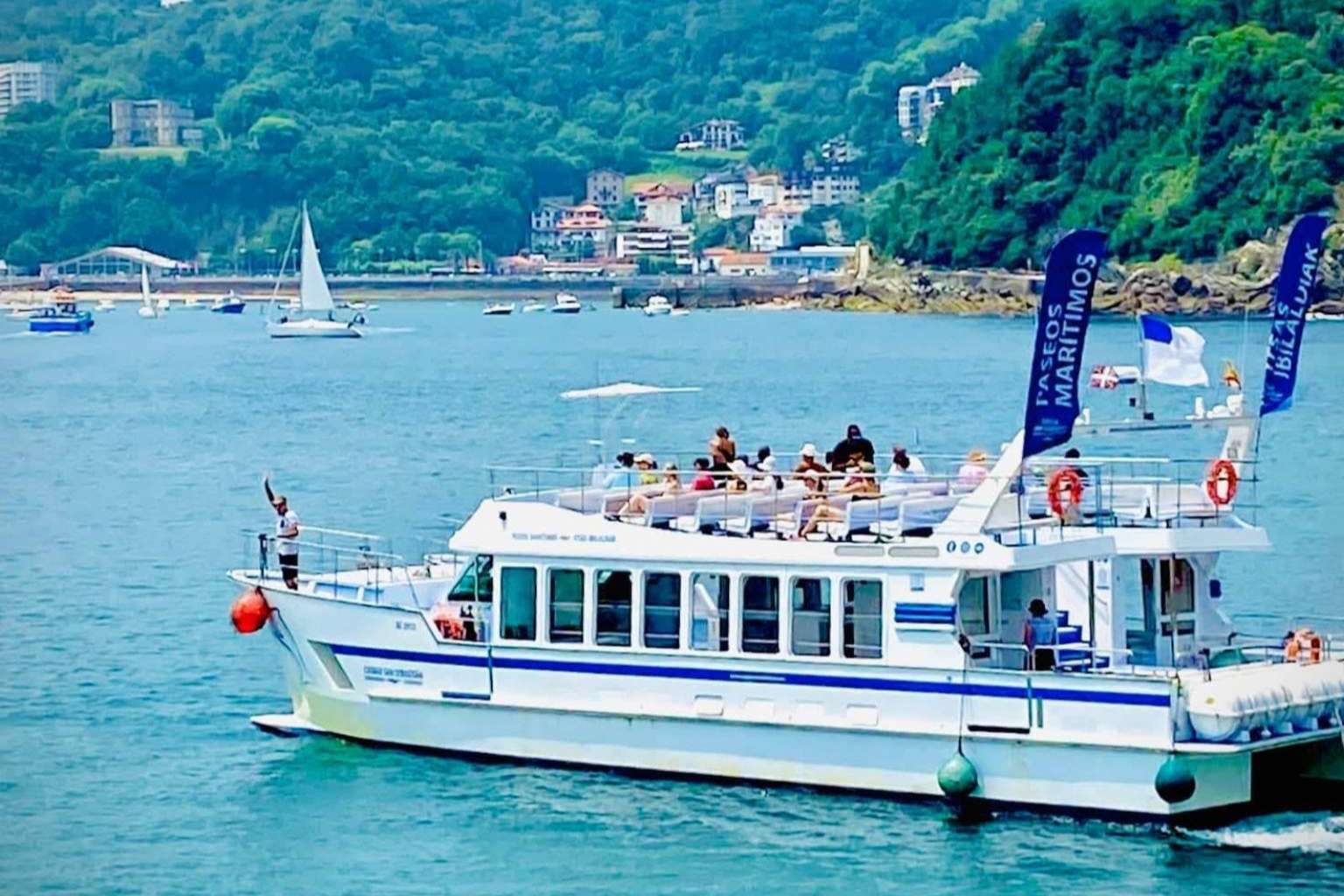 Disfrutar a bordo de un catamarán de paseos marítimos, con Ciudad San Sebastián