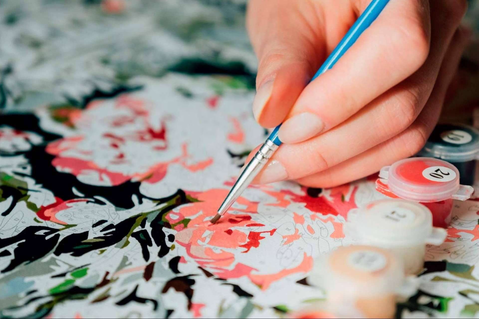 Los cuadros para pintar por números son un regalo original para estas navidades
