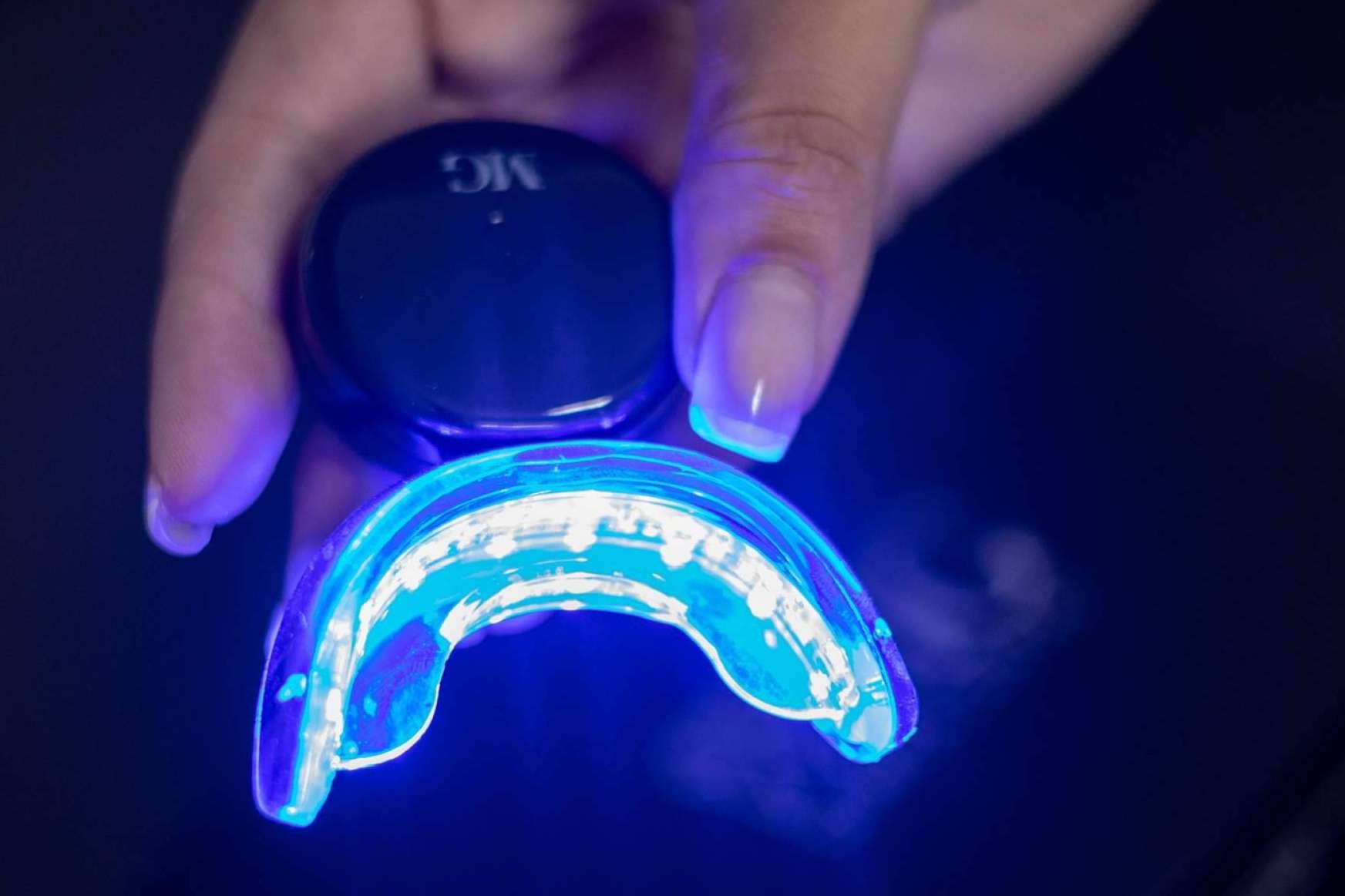 Tratamiento de blanqueamiento dental LED, de la mano de la Clínica MG Dental & Estética Facial