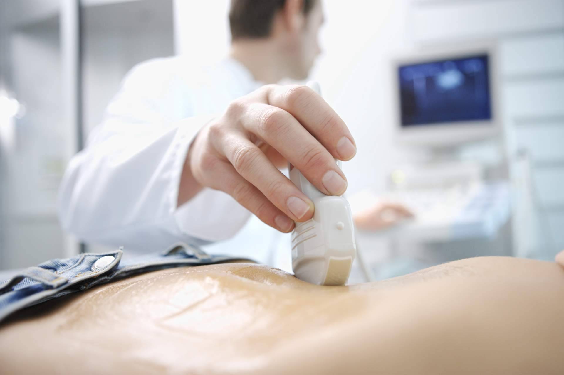 ¿Cuáles son los beneficios de usar los informes clínicos en hospitales de Health Net Connections?
