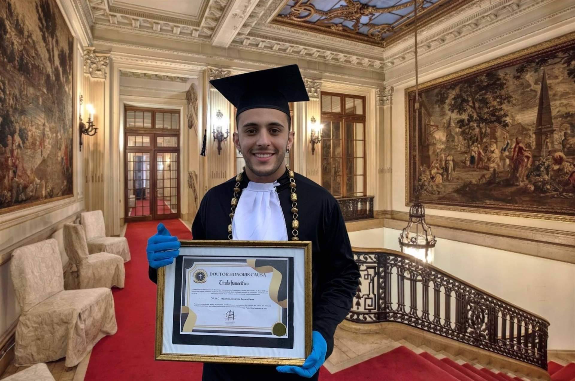 Mauricio Severo ha recibido el título de Dr. Honoris Causas