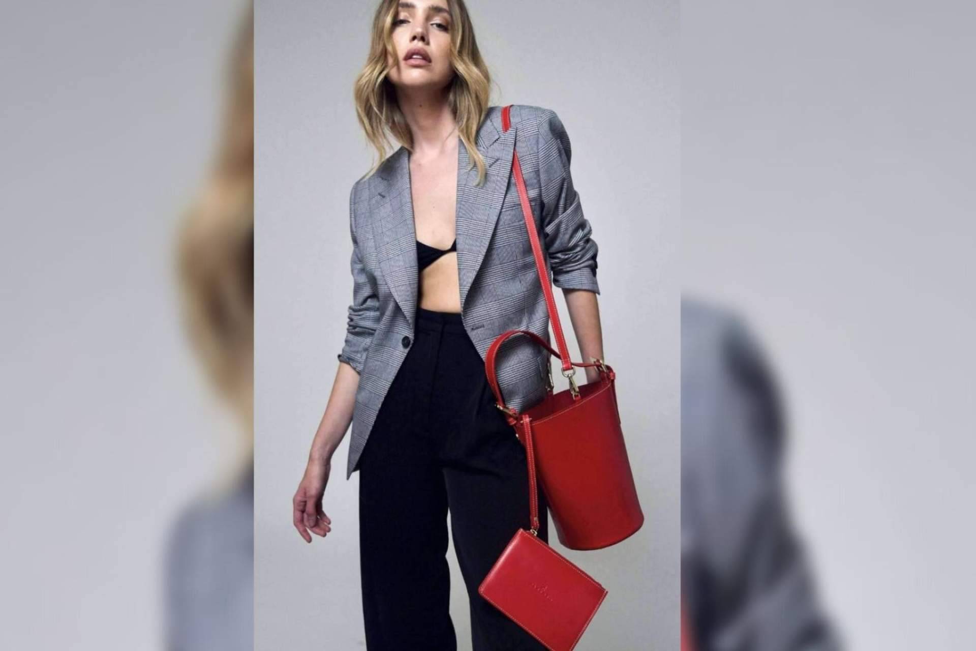 Parenzo cautiva con su catálogo de bolsos de lujo de creación artesanal