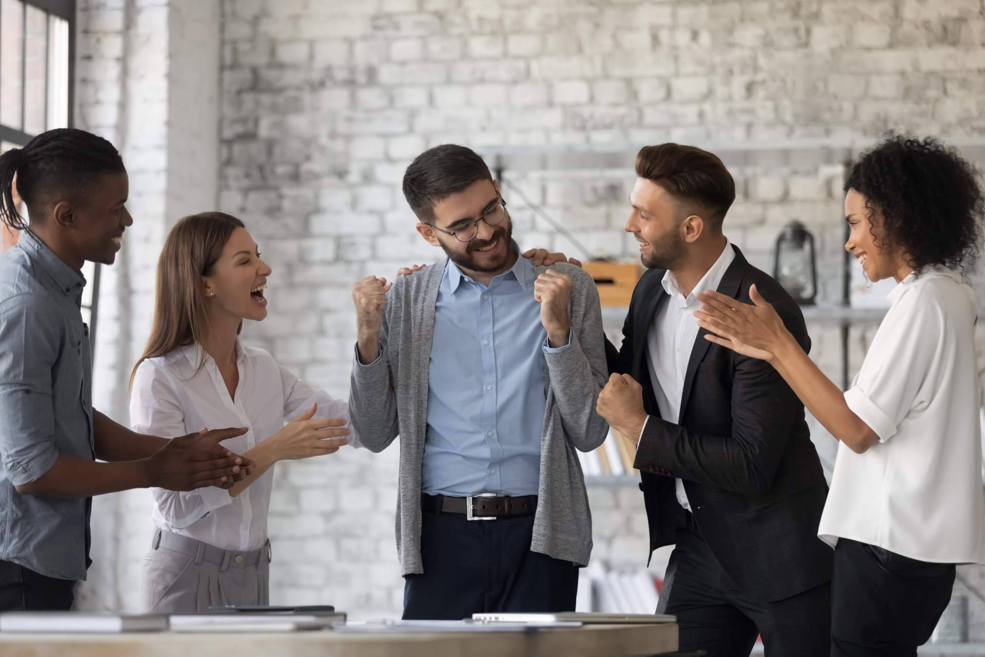 Cuáles son las claves para mejorar la motivación en el trabajo, según Helpers Speakers