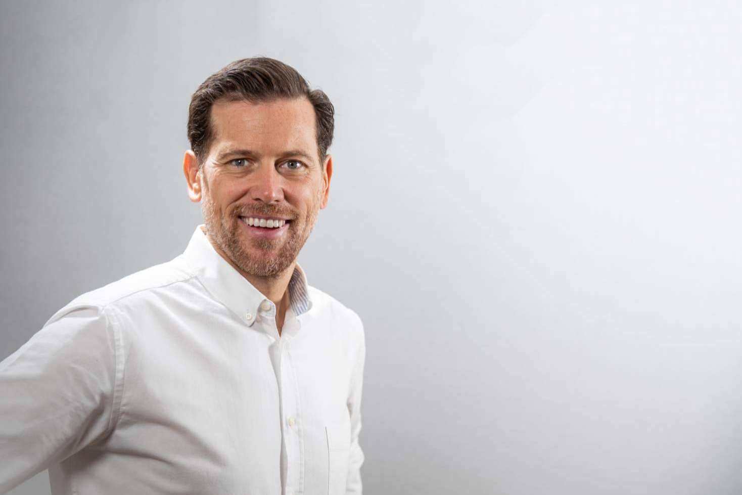 La 'ejemplaridad digital' del empresario como estrategia para captar clientes B2B en 2023, con la firma AGLV