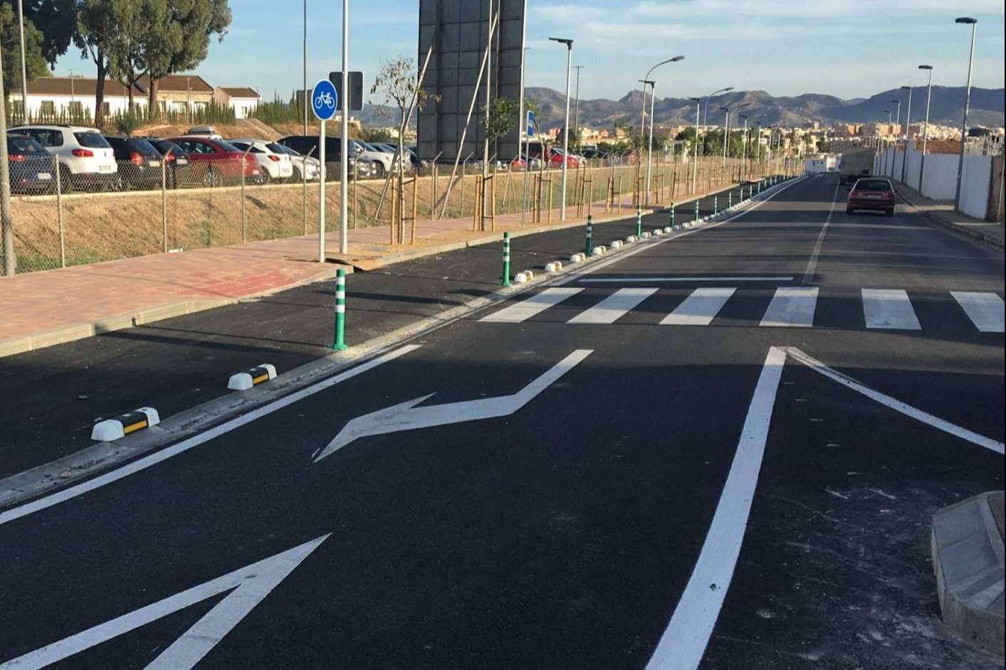 Suministro de separador de carril bici fotoluminiscente para obra en Cartagena, Abadecom