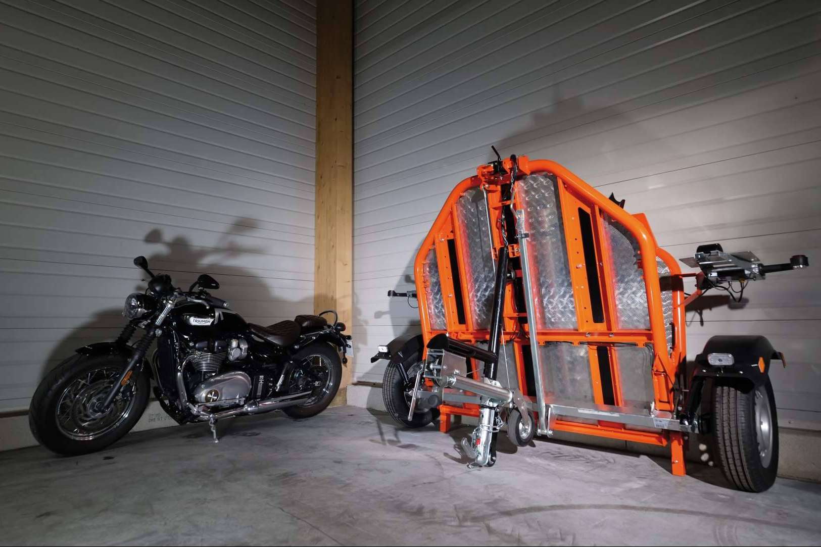 Los remolques de moto abatibles y plegables revolucionan la movilidad