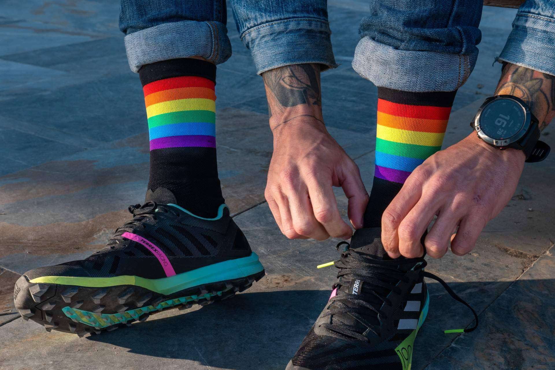 Perro Loco ofrece calcetines con la bandera LGTBI