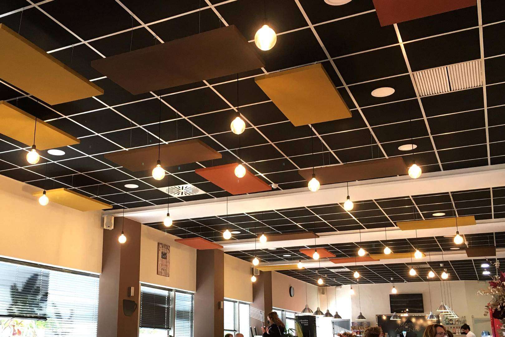 Incluir paneles acústicos decorativos para reducir el ruido en restaurantes y cafeterías con Acústica Decorativa