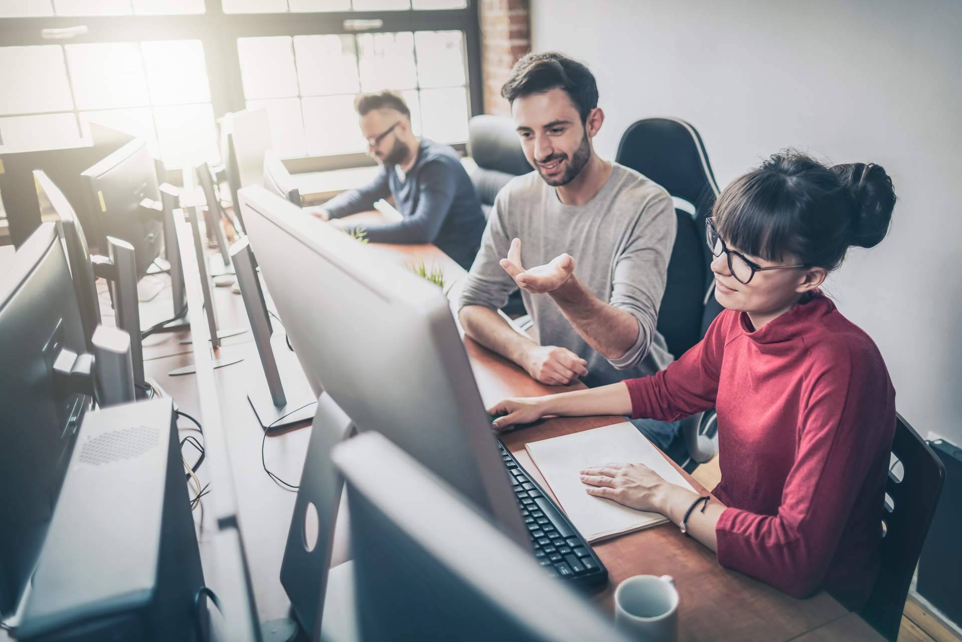 Los beneficios y tendencias de la subcontratación de personal informático para pymes en Sevilla