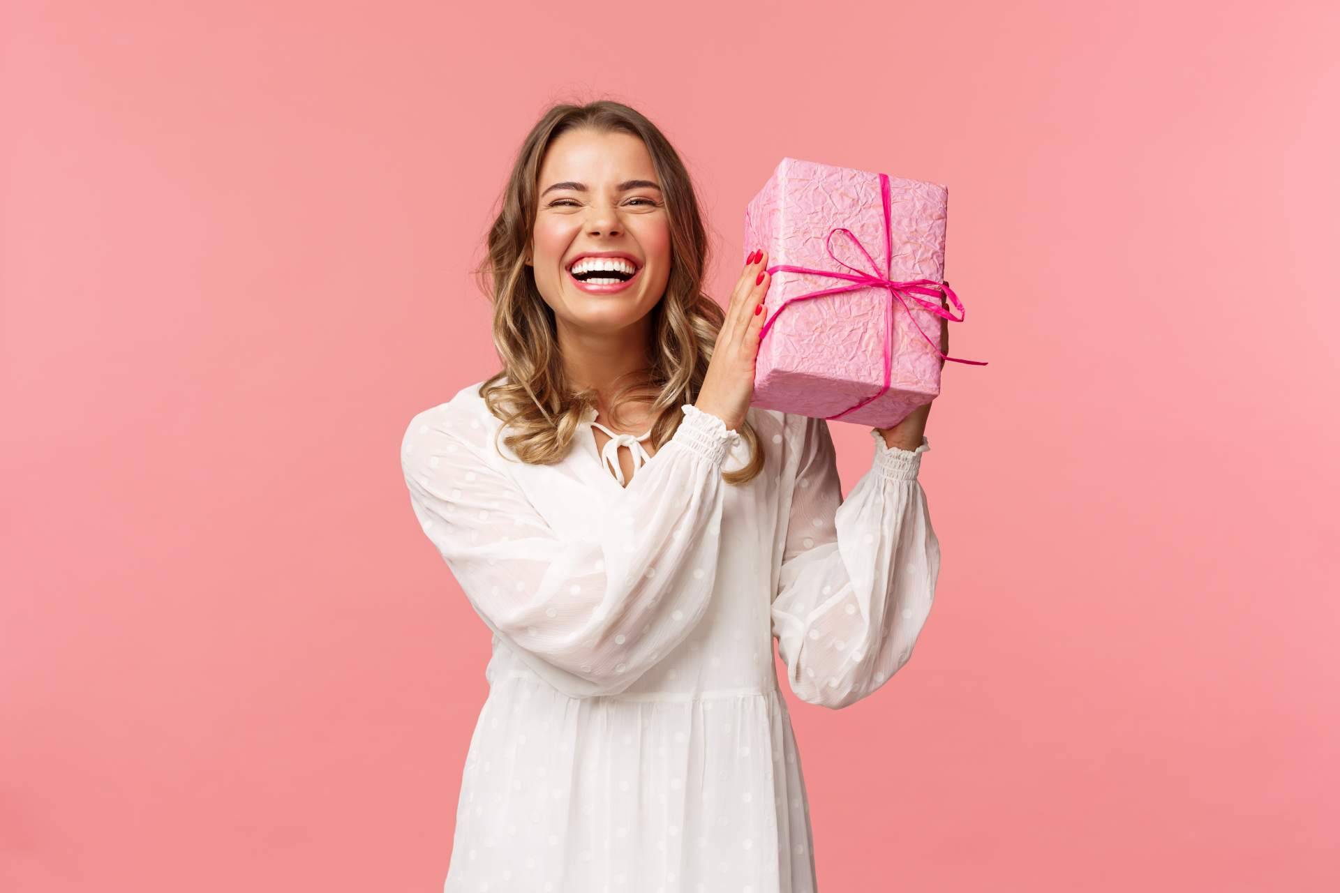 Los beneficios de los regalos publicitarios personalizados en el mundo corporativo, por Izando Services