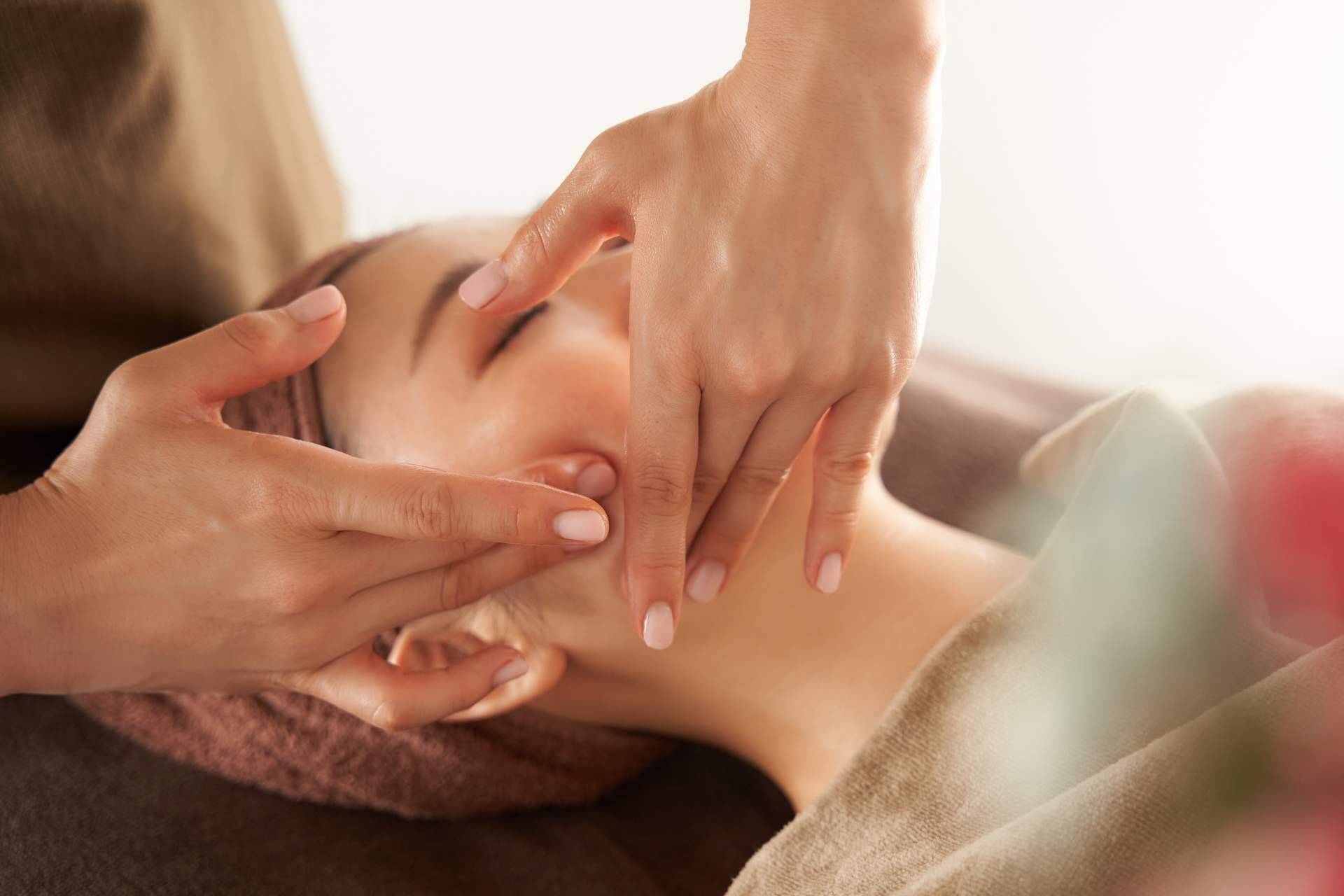 Los beneficios del kobido de Novi Terapias, un masaje facial japonés