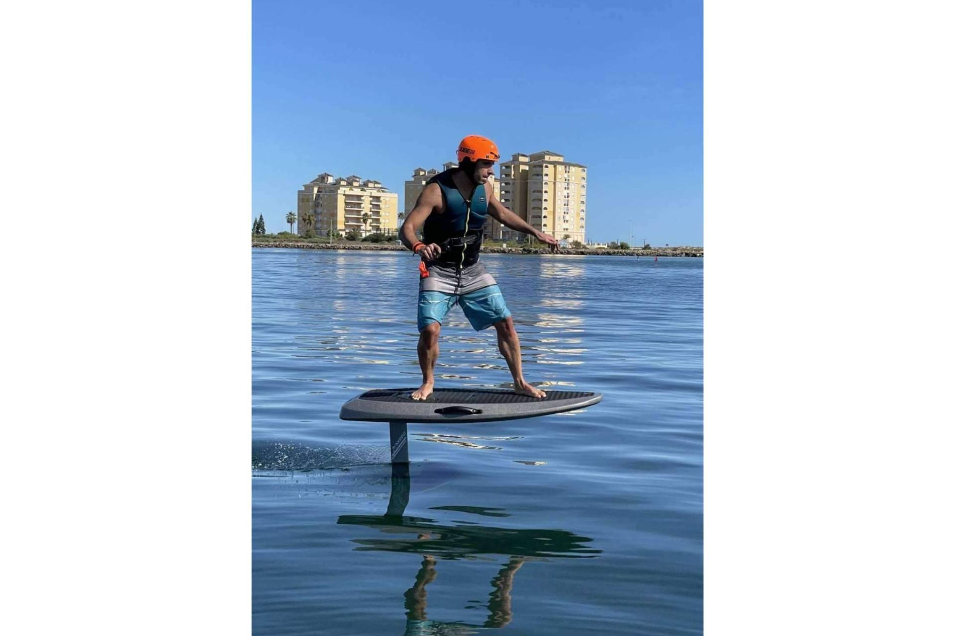 Kalima Charter apuesta por el eFoil como deporte acuático y ecofriendly