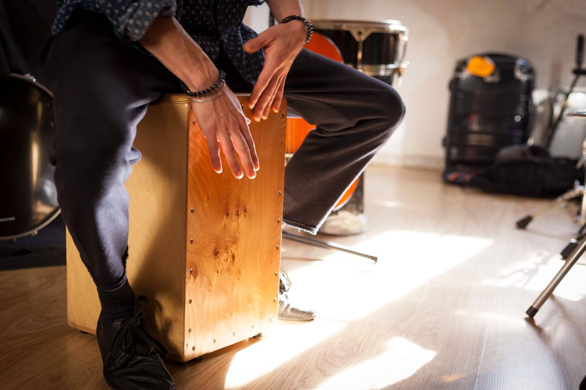 Música y Maestro lanza un libro para aprender a tocar el cajón flamenco
