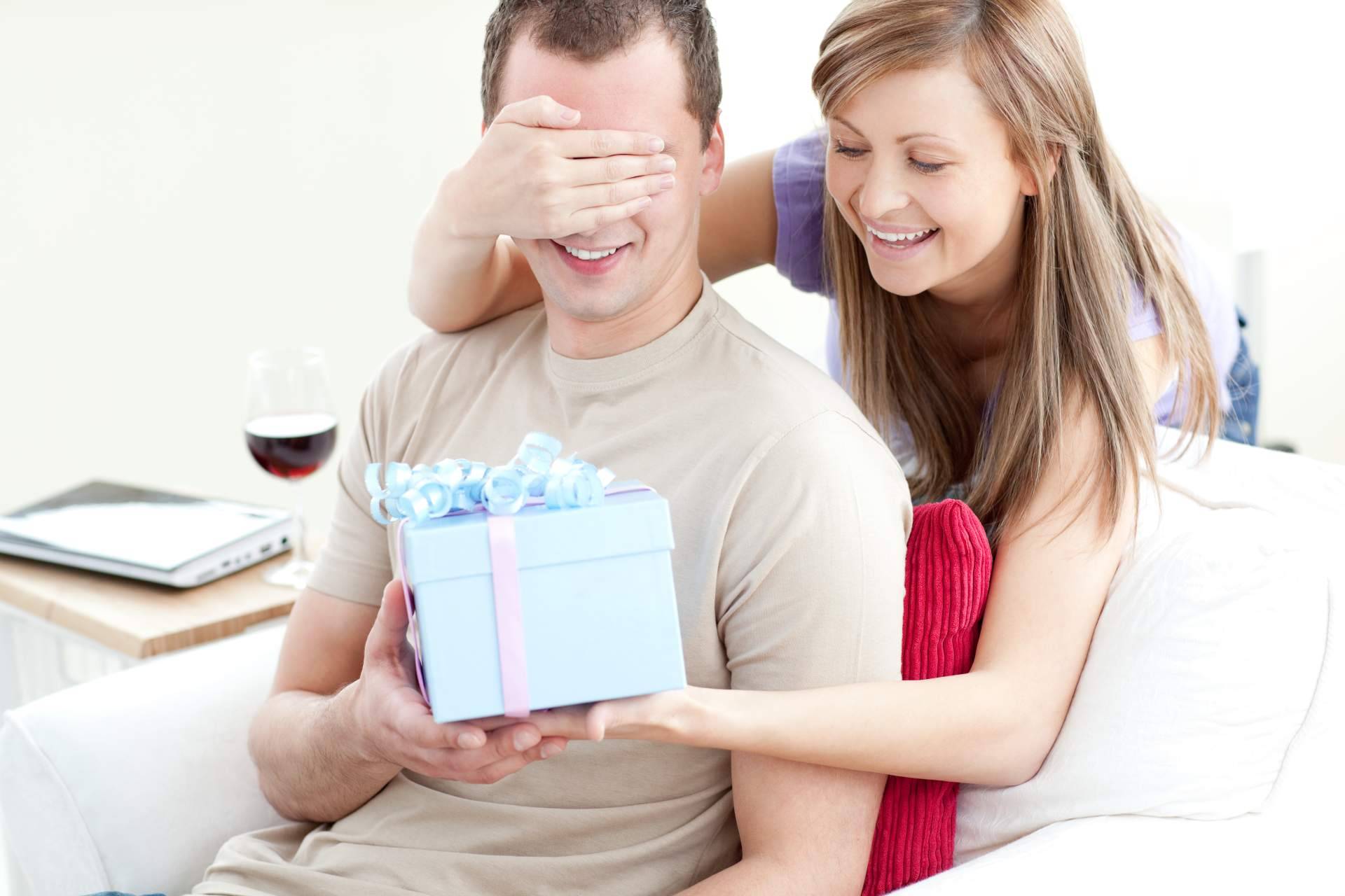 Resulta difícil encontrar el regalo de San Valentín, pero es fácil pagarlo