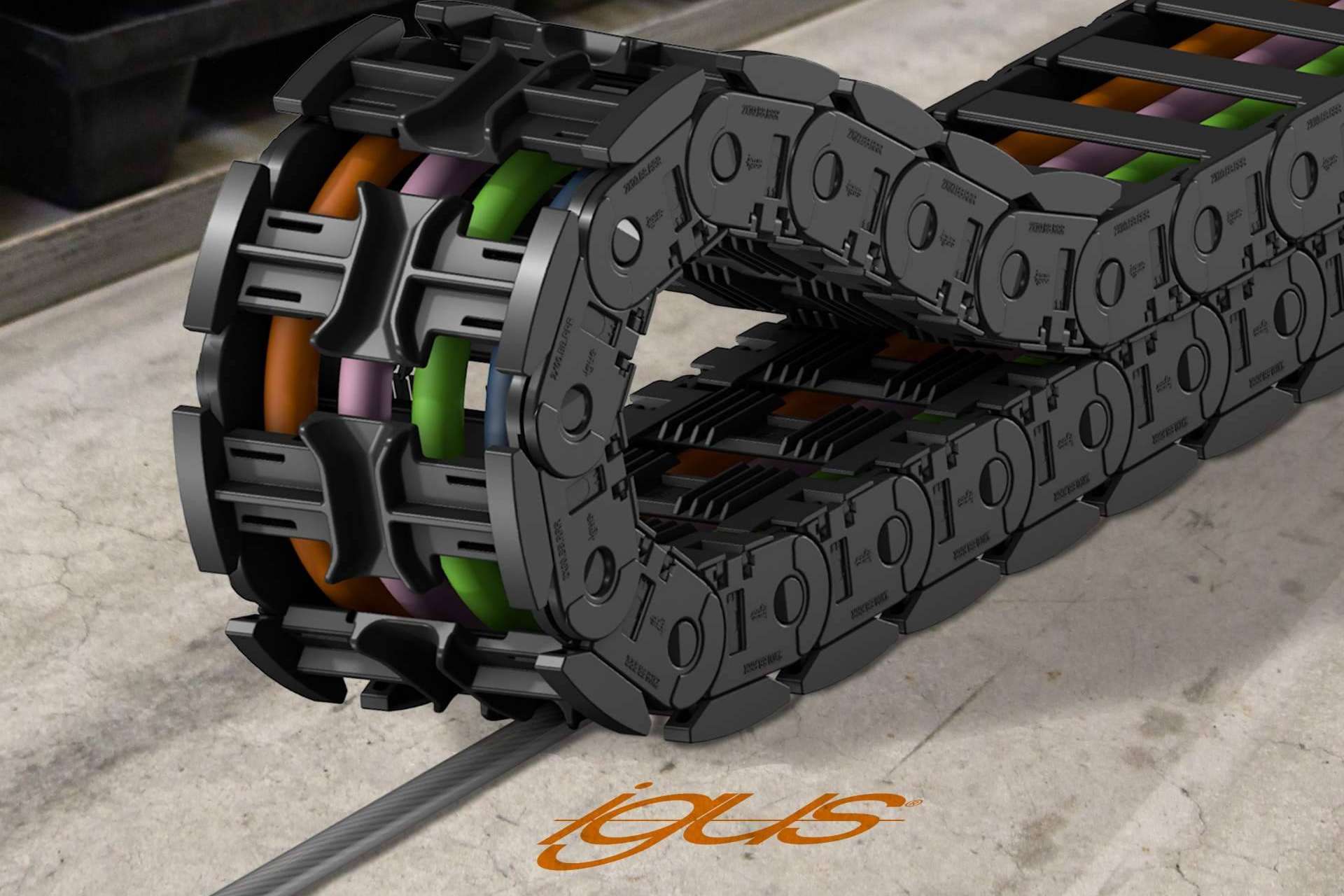 La cadena portacables igus incorpora un cordón de acero como guía para manipular materiales