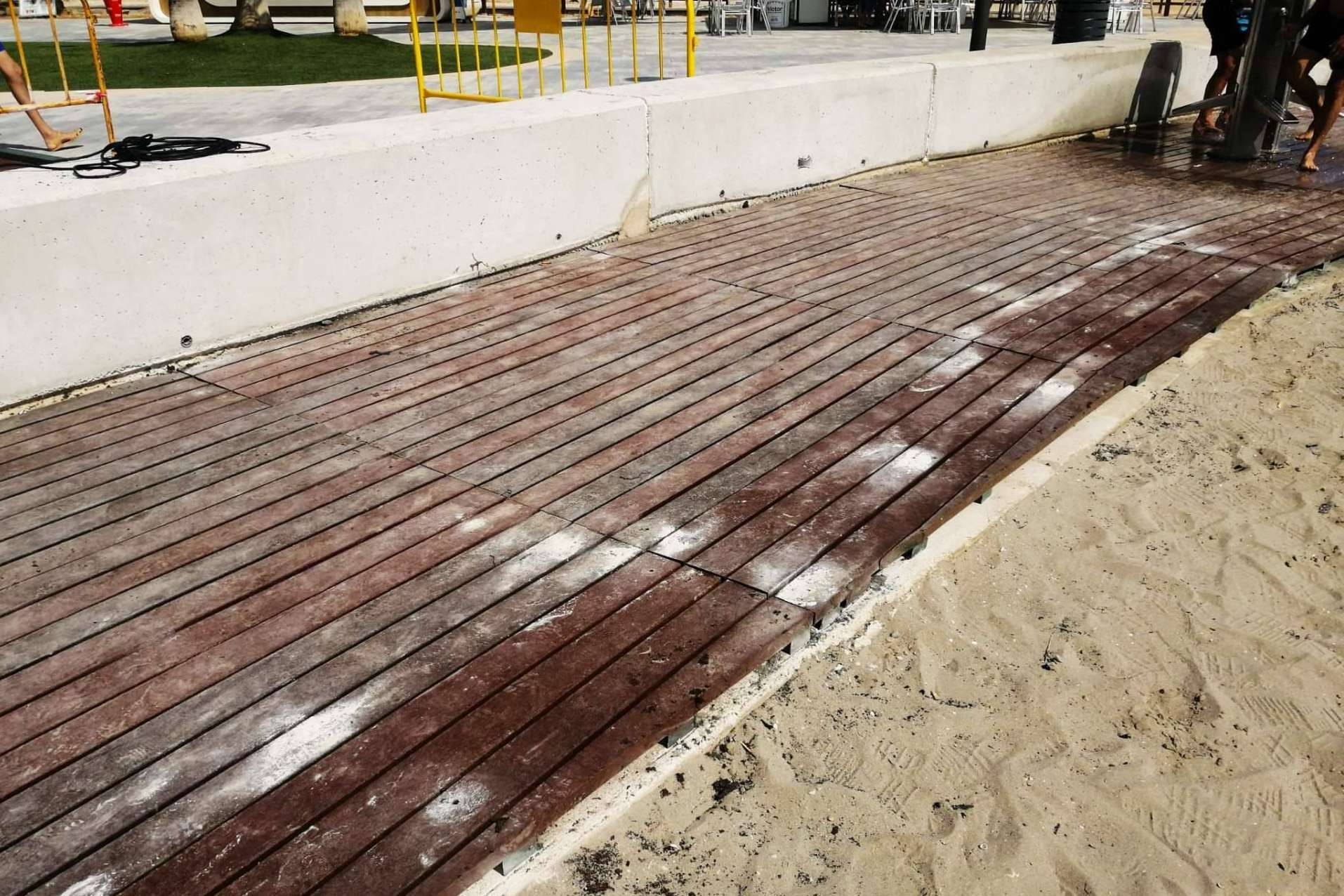 Abadecom, suministro e instalación de pasarelas de playa de plástico reciclado
