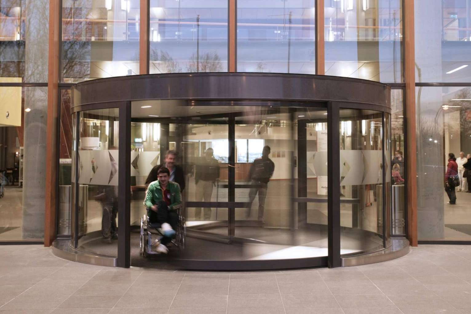 ASSA ABLOY, el catálogo de puertas automáticas peatonales