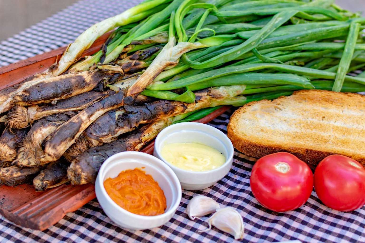 Comer calçots en el restaurante de la Barceloneta Pasa Tapas esta temporada