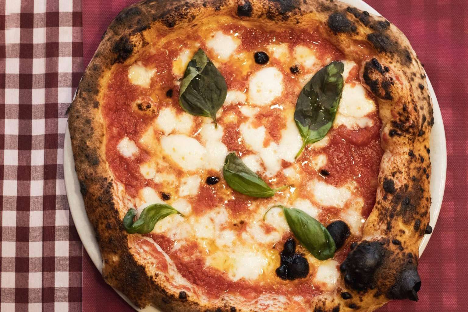 Disfrutar la original pizza napolitana en Spaccanapoli Barcelona