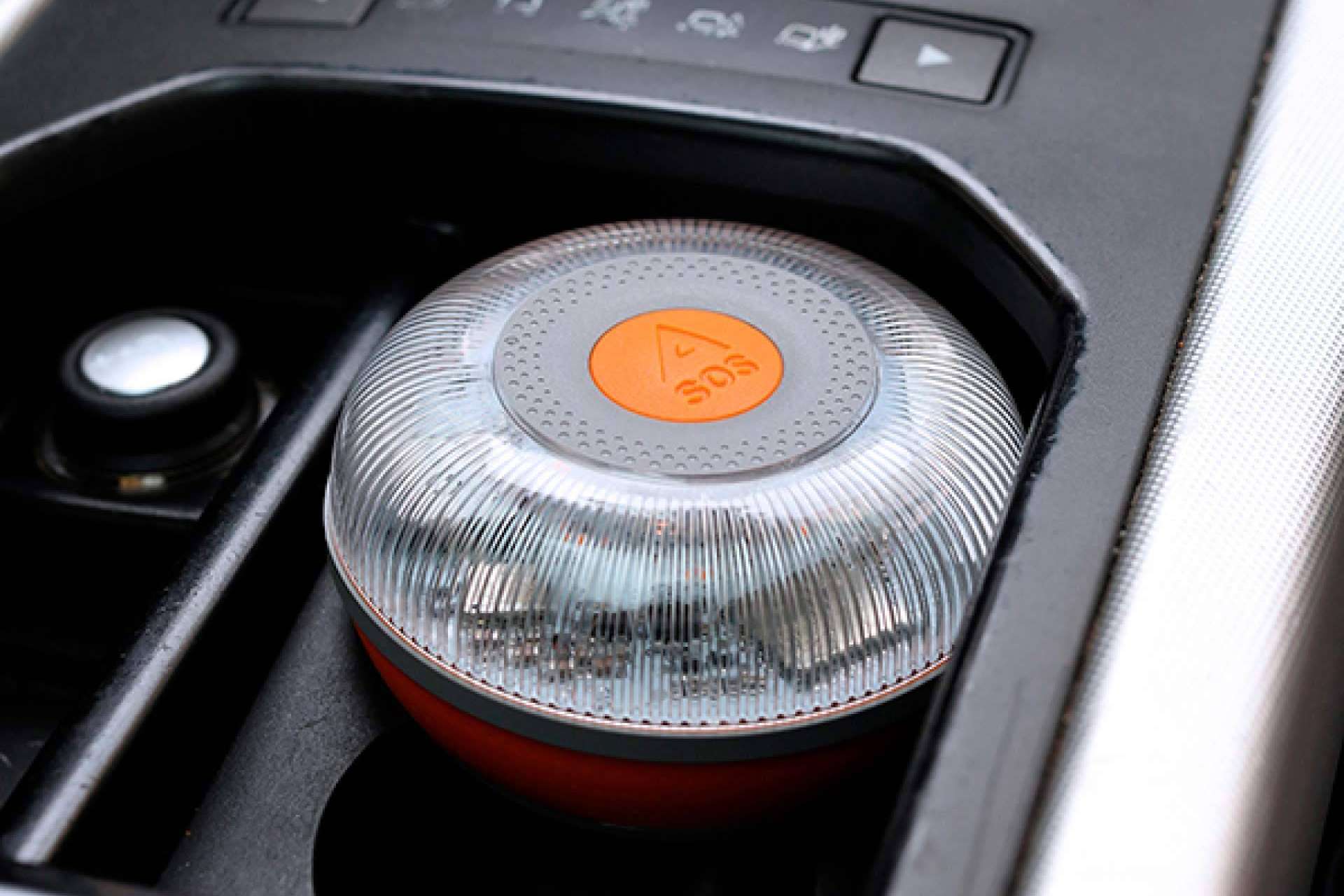 Acusticar informa de la utilización de la luz de emergencia V16