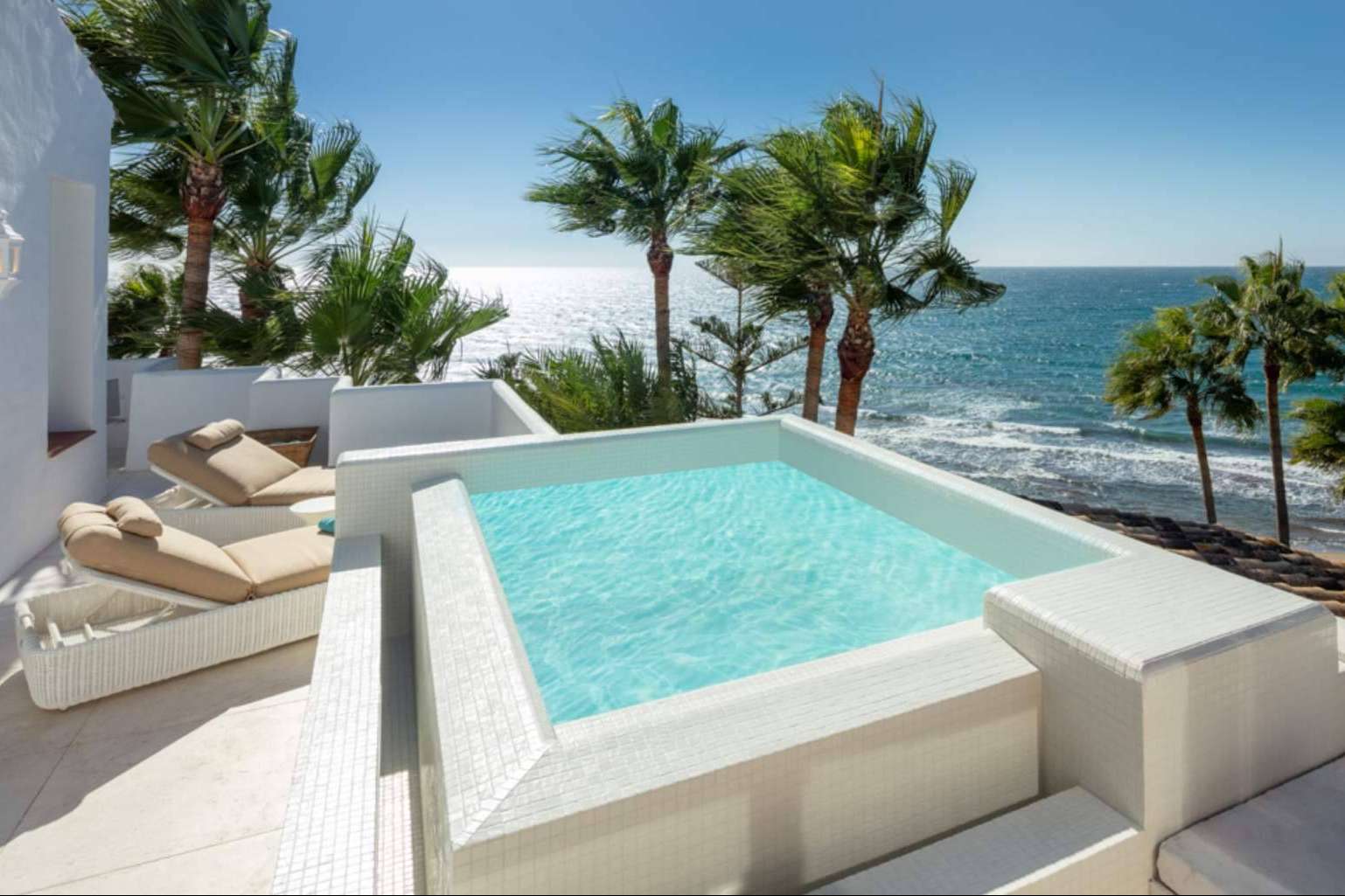 Viviendas de lujo en primera línea de mar en Marbella y la Costa del Sol con Zeuthen & Company