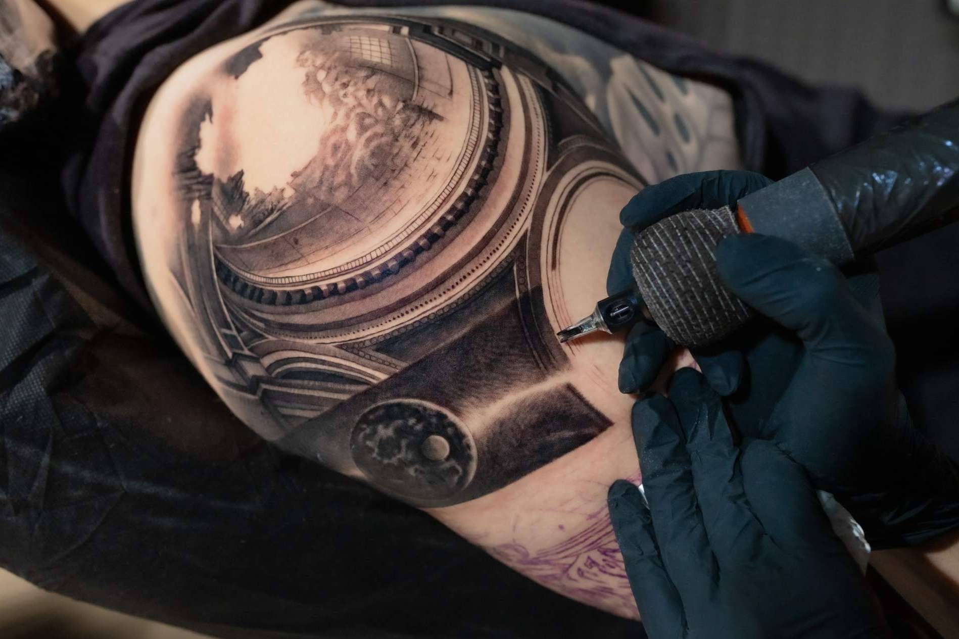 La academia Habbility lanza su más reciente curso de tatuaje para brazo completo