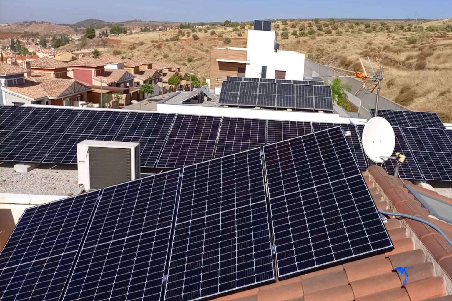 Instalar placas solares en casa sin hacer inversión inicial es posible