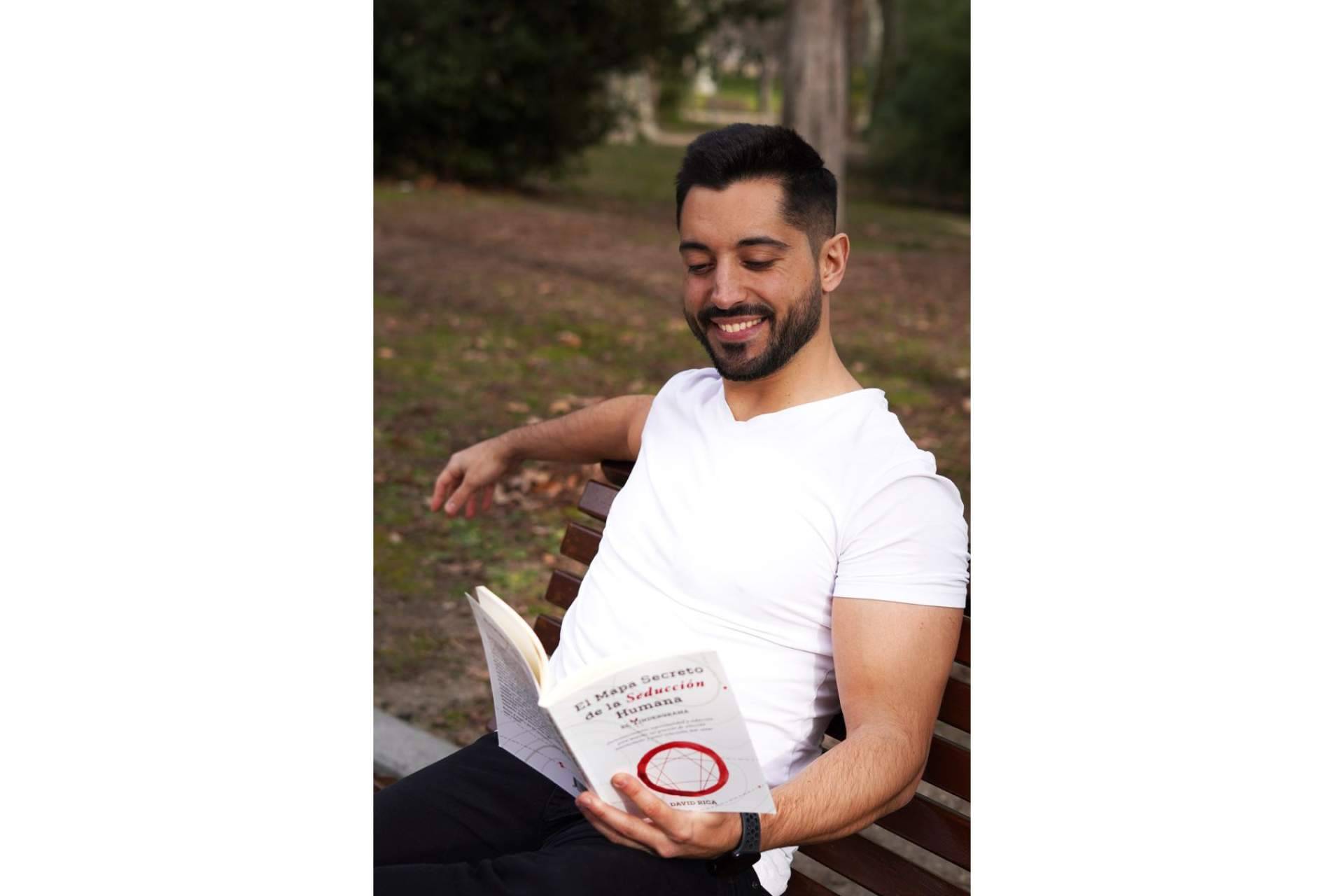 David Rica y su libro 'El Tindergrama, el Mapa Secreto de la Seducción Humana', uno de los pocos libros de autoconocimiento y seducción, para mujeres