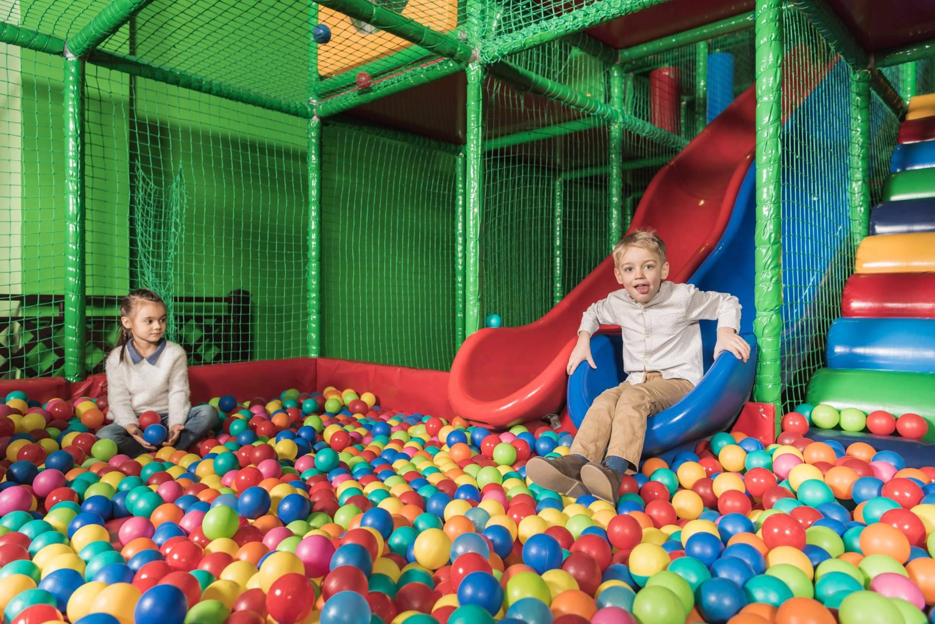 El catálogo de productos de Infosolucion ofrece bridas para parques infantiles