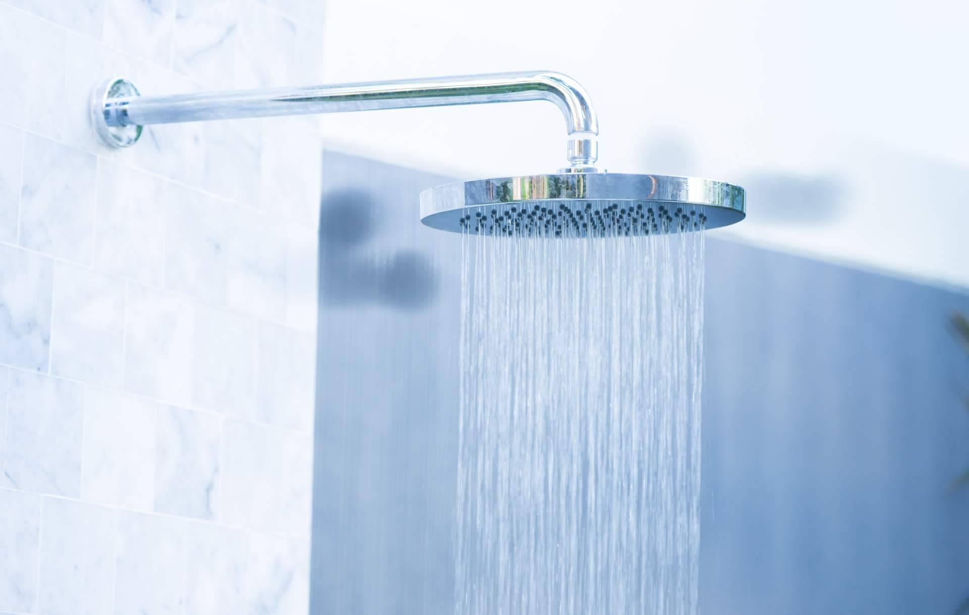 Seguridad para personas mayores en la ducha con las soluciones de Pavitec Antideslizantes