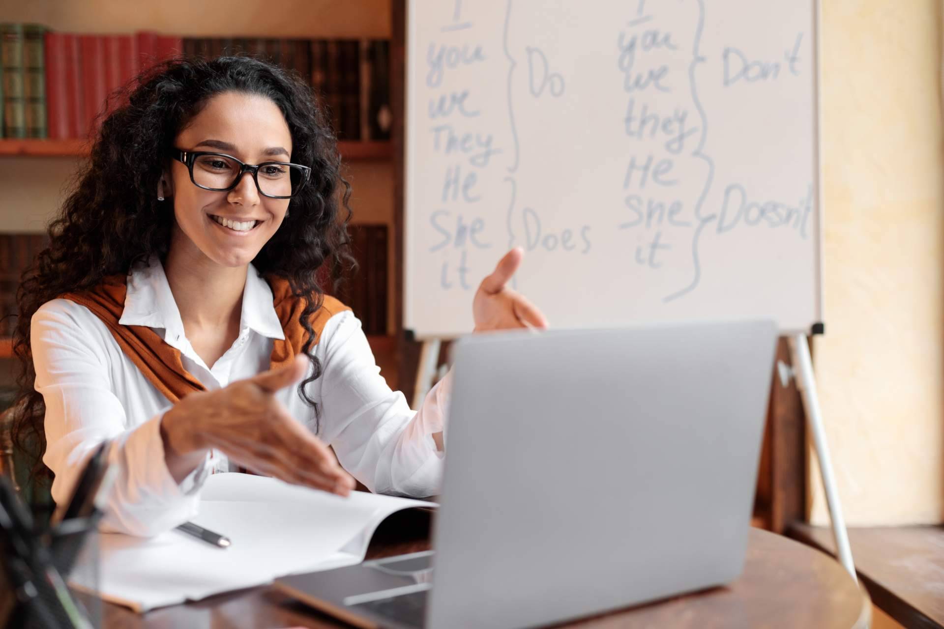Learn Hot English expone las 16 palabras de negocios que los españoles que trabajan en inglés pronuncian habitualmente mal
