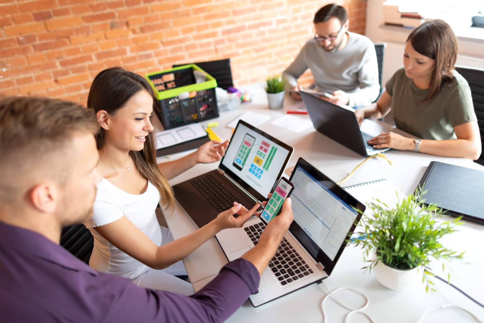 Nomascode proporciona ayuda a empresas y startups para desarrollar aplicaciones móviles y web de forma rápida, con un óptimo diseño y a un coste mínimo