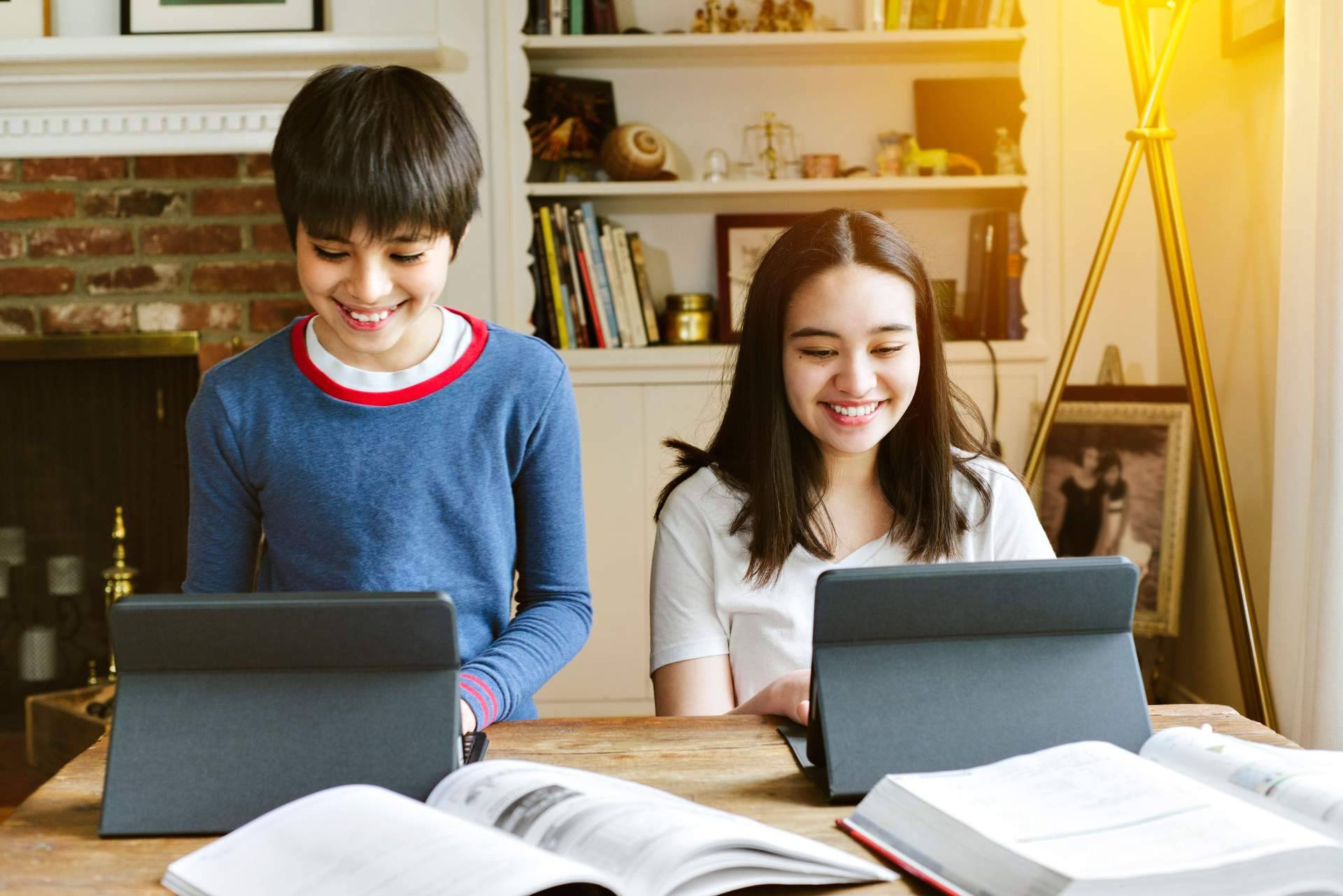 Clases de inglés online para hermanos, con los profesores nativos de La Casita de Inglés