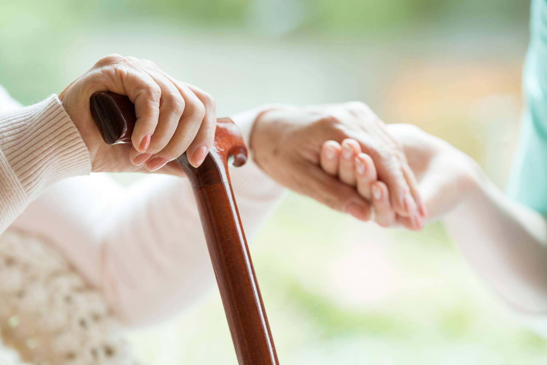 Servicios de cuidado de personas mayores en Madrid por parte de un equipo cualificado, de la mano de Seyer Hogar