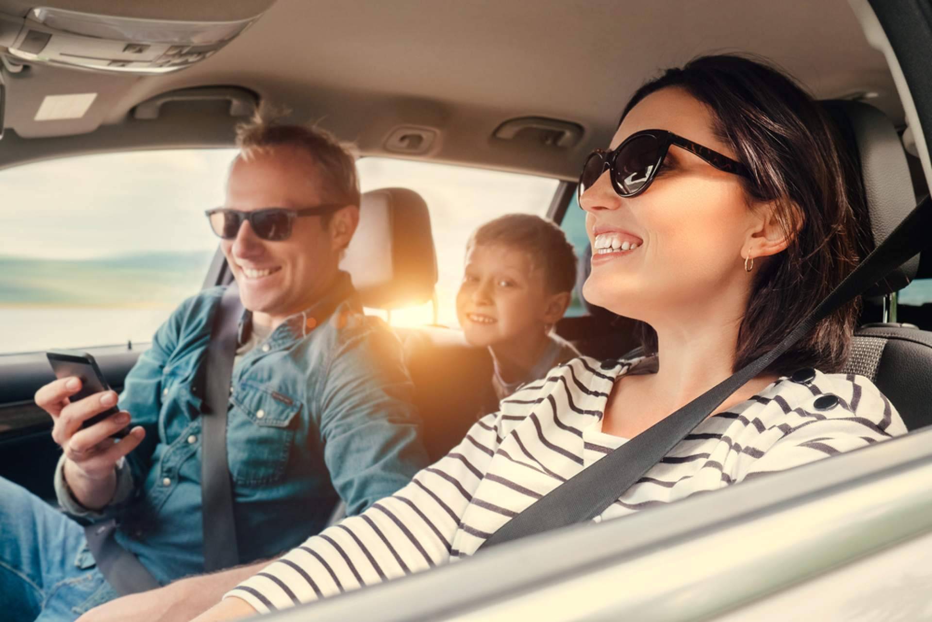 ¿Qué deben llevar los coches? Elementos y documentación obligatoria