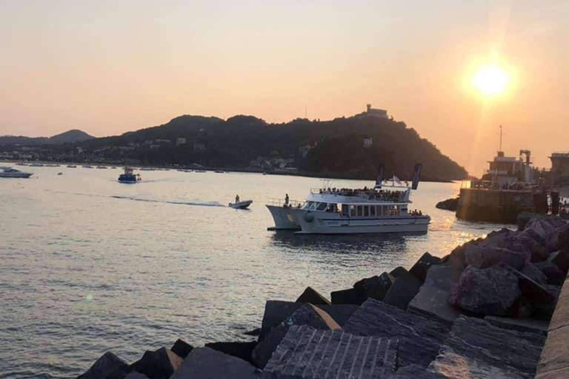 Magia a bordo del catamarán Ciudad San Sebastián