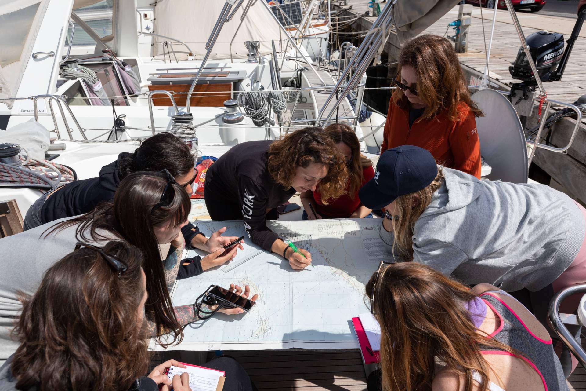 Navegar a vela un barco moderno, con Alamar Sailing