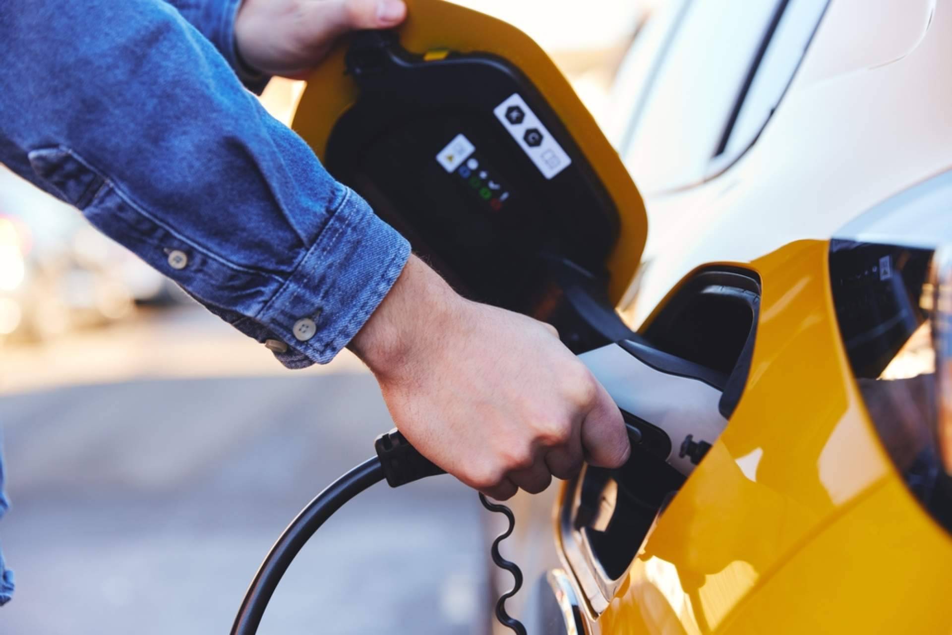 Cuáles son los beneficios de instalar un punto de recarga para coches eléctricos en casa, por Solar Placa