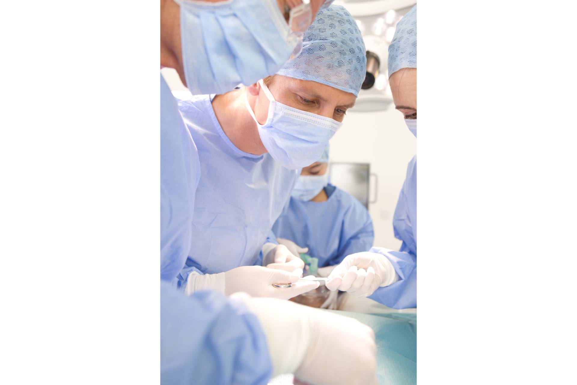 Adelgar combate la obesidad de sus pacientes mediante distintos tipos de cirugías