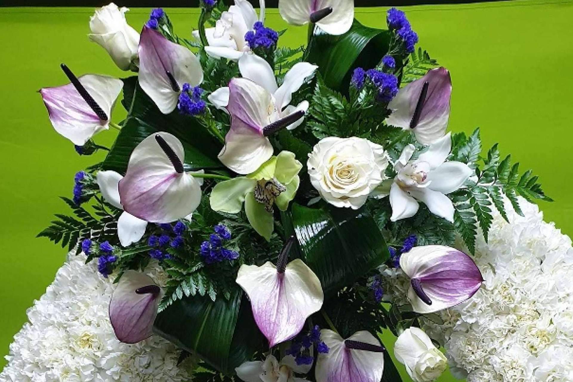 Tanatorio de Moraleja dispone de un servicio de floristería Cáceres disponible las 24 horas del día que lleva las flores al velatorio sin cargo