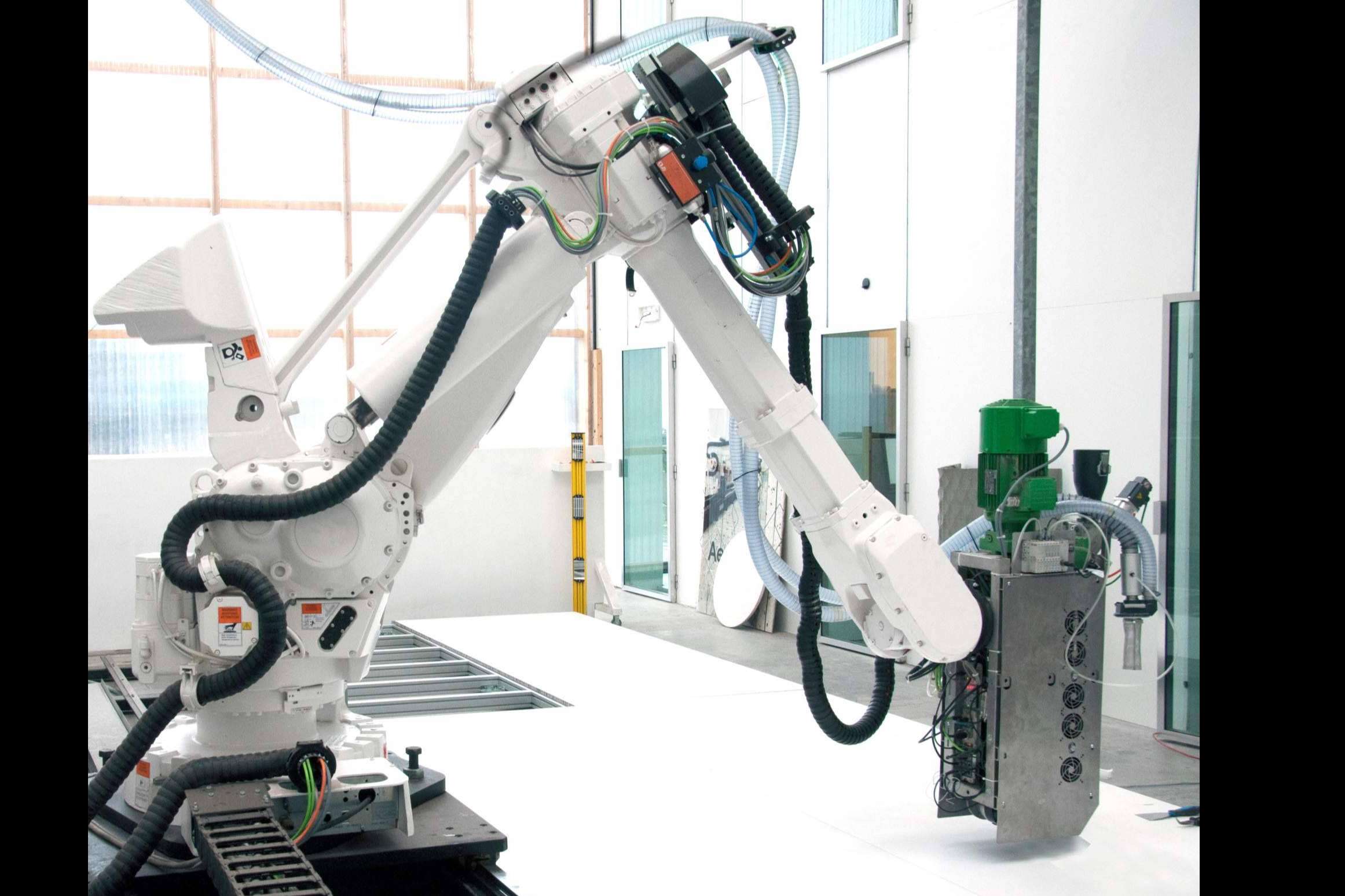 Beneficios de las cadenas portacables triflex para equipar con éxito robots industriales