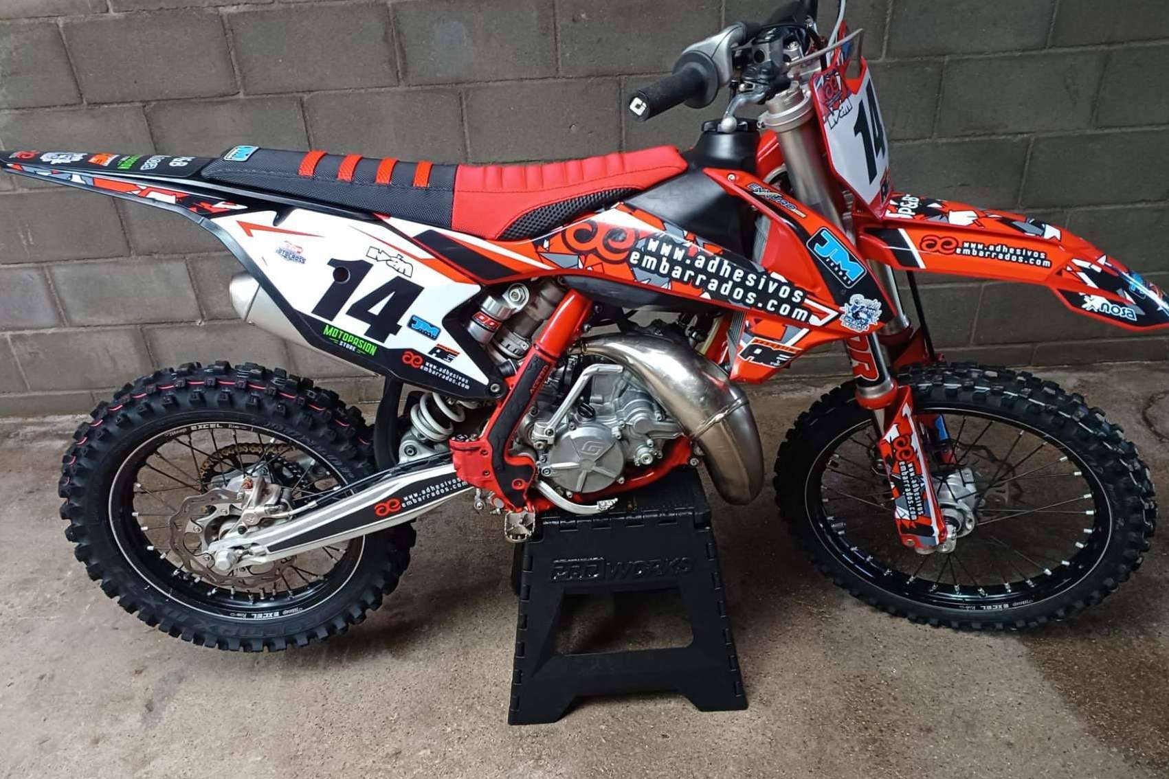 Personalización de pegatinas para motos, con ADHESIVOSEMBARRADOS