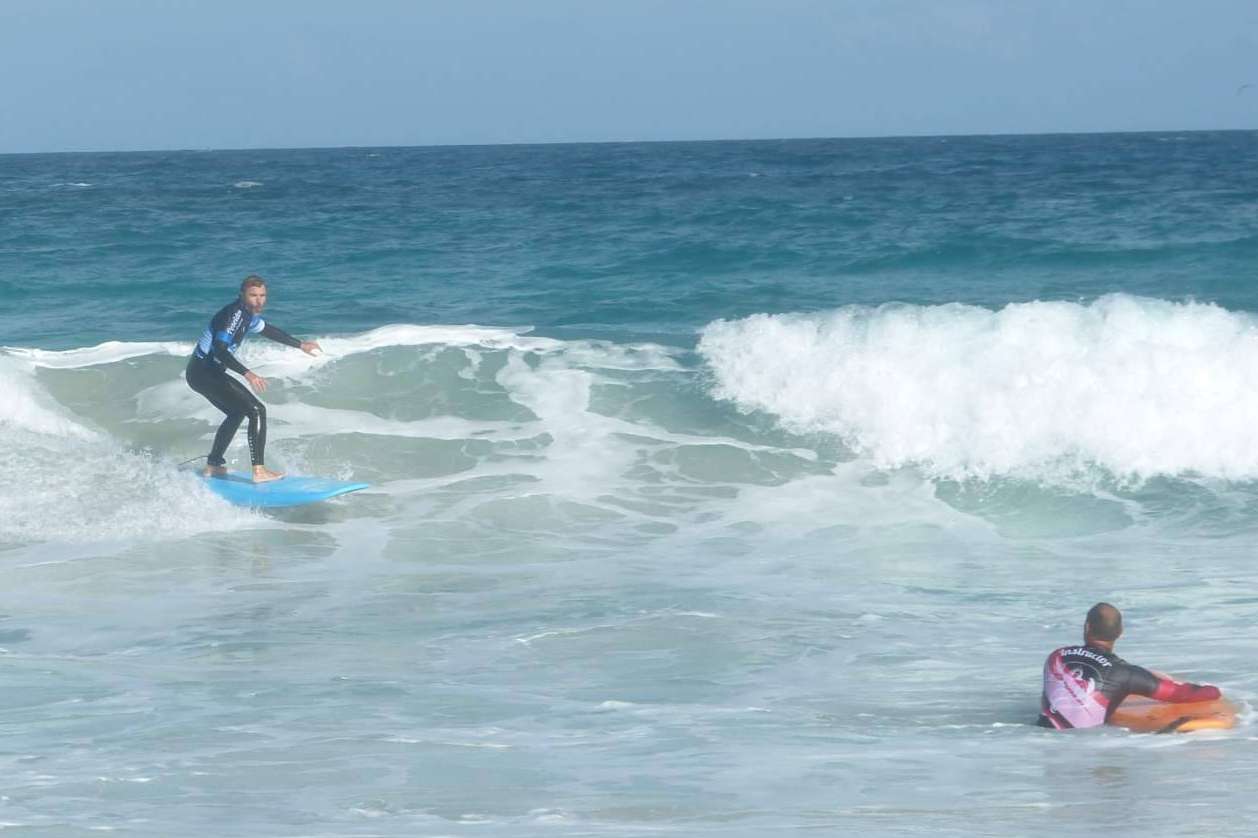 ¿Por qué es tan importante aprender a surfear en una escuela?, con Poseidón Surf Academy