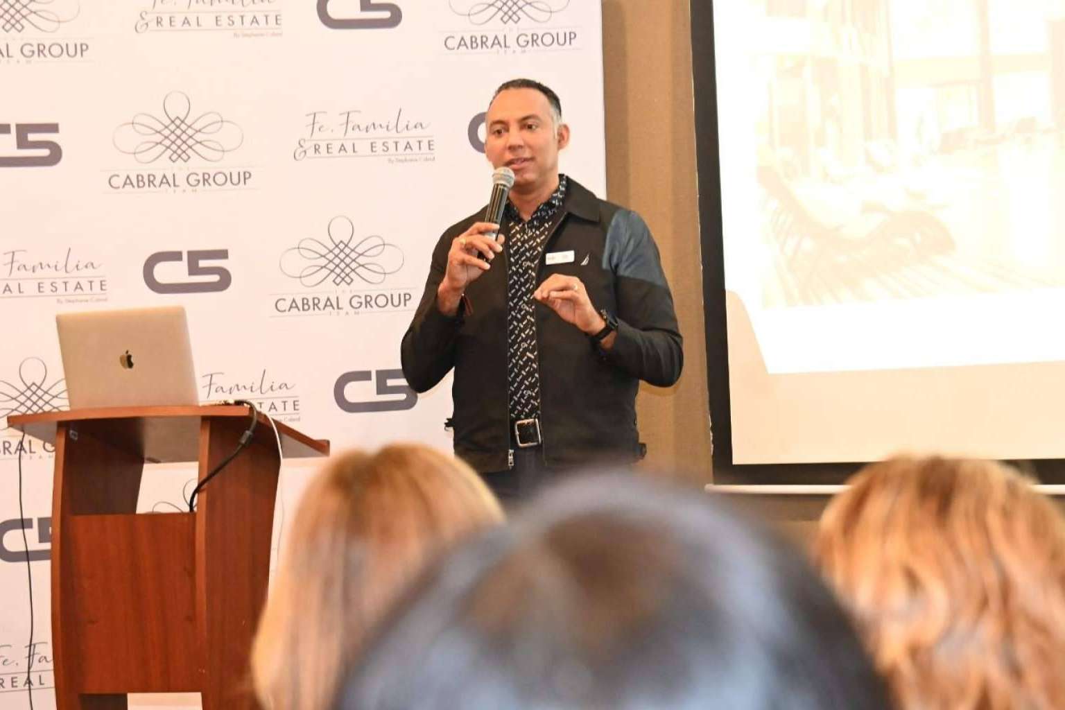 Eddy Peña, asesor inmobiliario especializado en propiedades turísticas