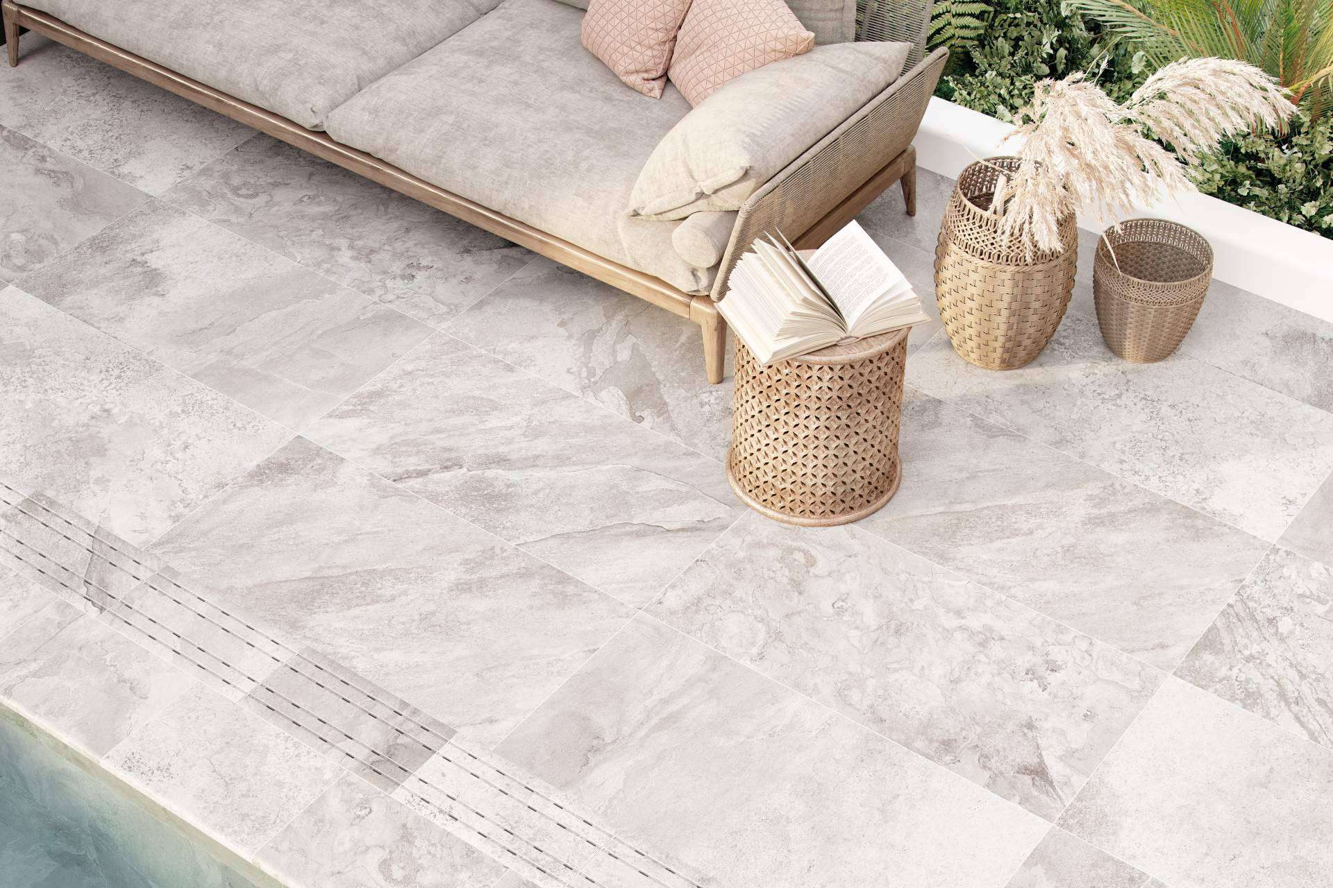 Suelos de exterior antideslizantes y seguros con los porcelánicos de Interazulejo