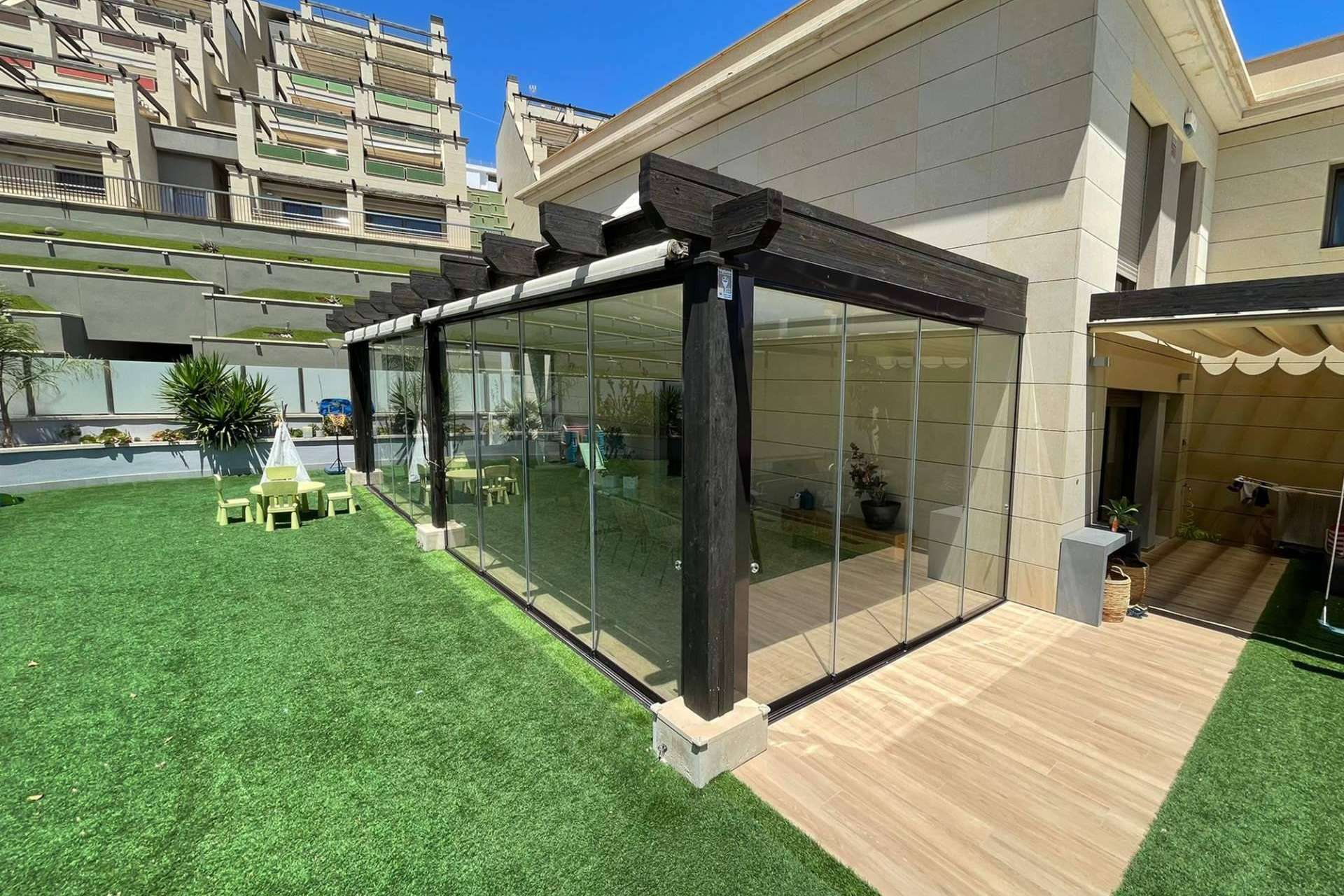Sistemas e ideas para cerrar un porche con los mejores materiales de la mano de Airclos