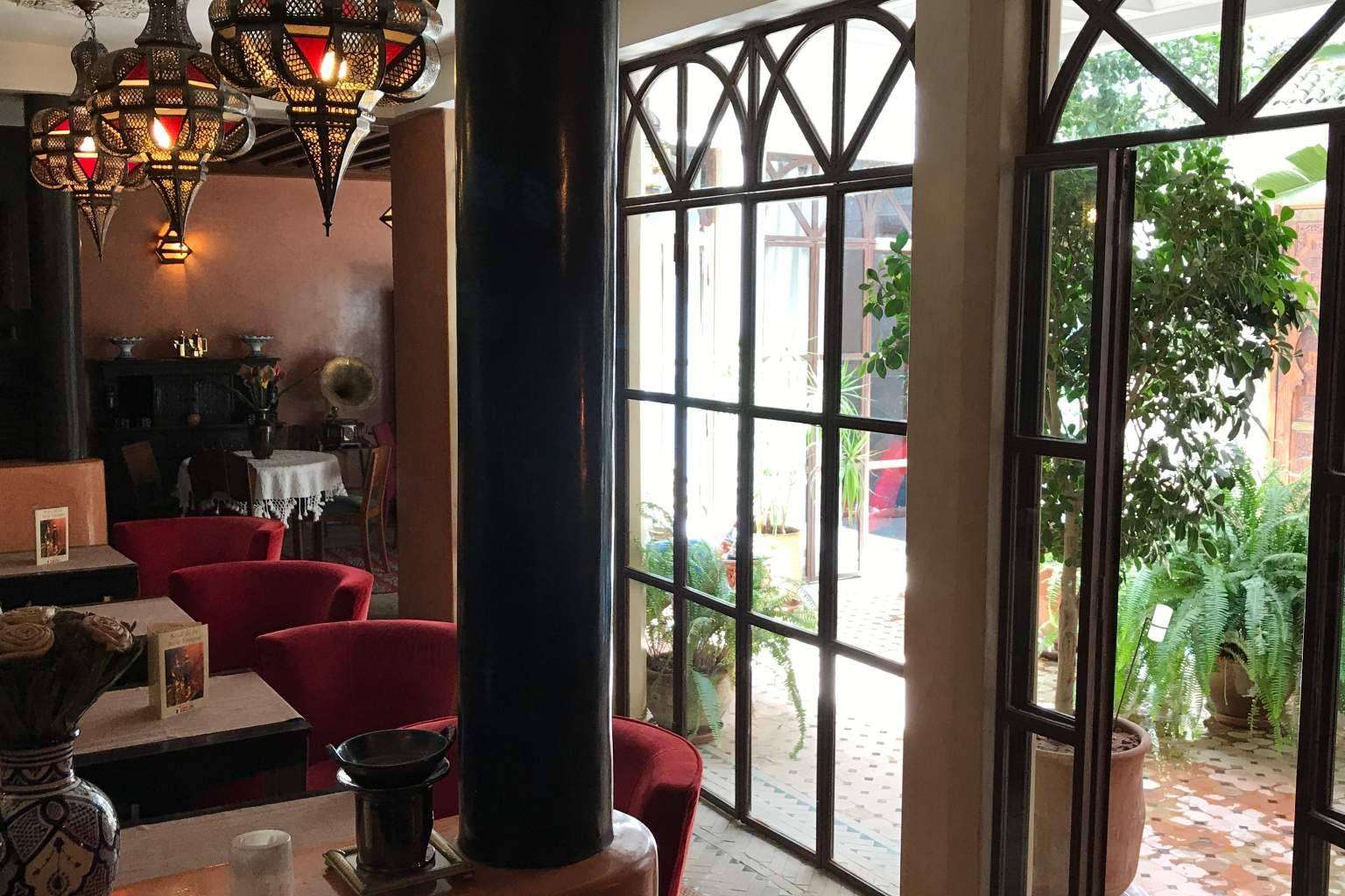 Cuál es la diferencia entre elegir un hotel y un riad para alojarse en Marruecos