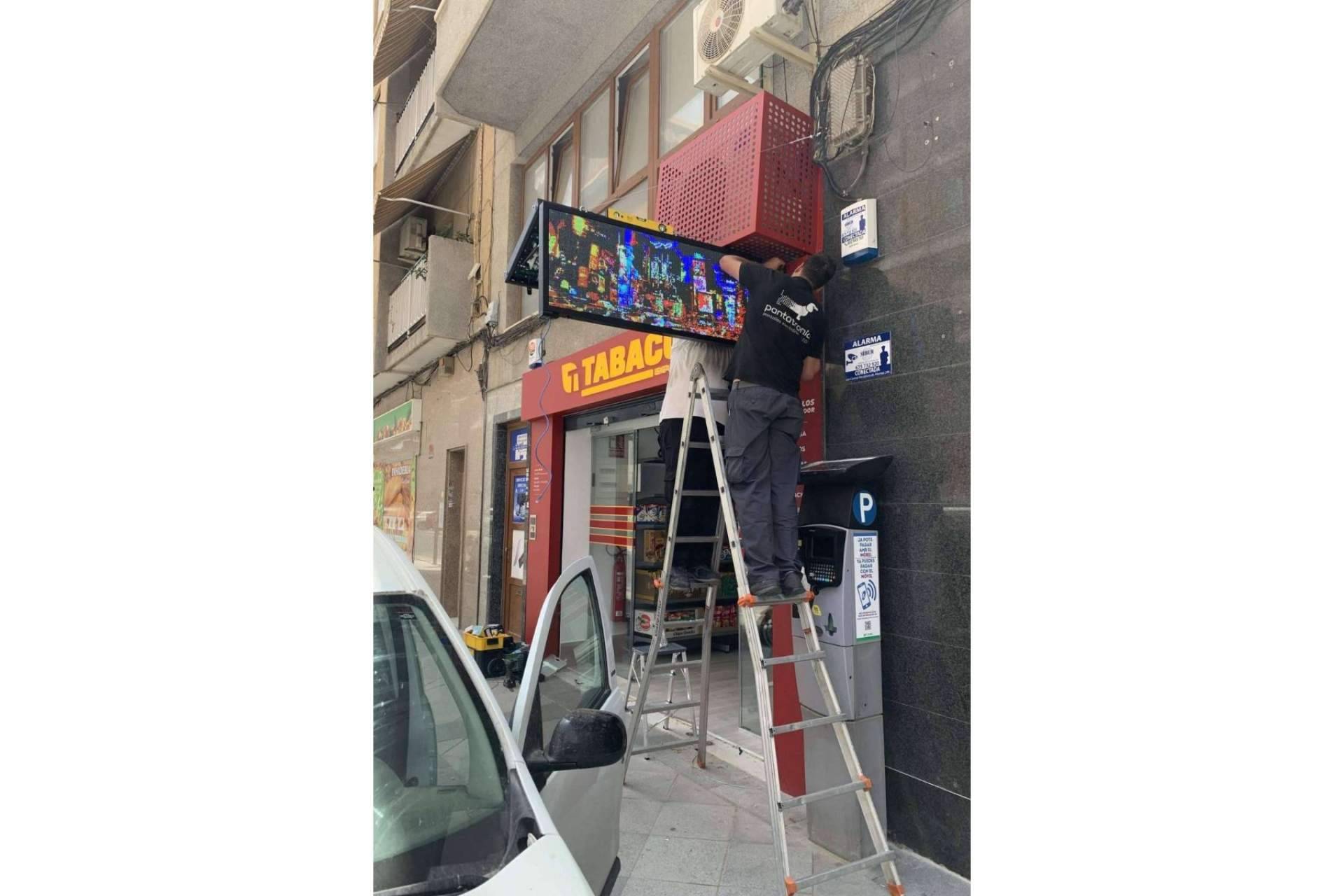 Para la publicidad exterior de hoy, las banderolas electrónicas se posicionan como una herramienta clave