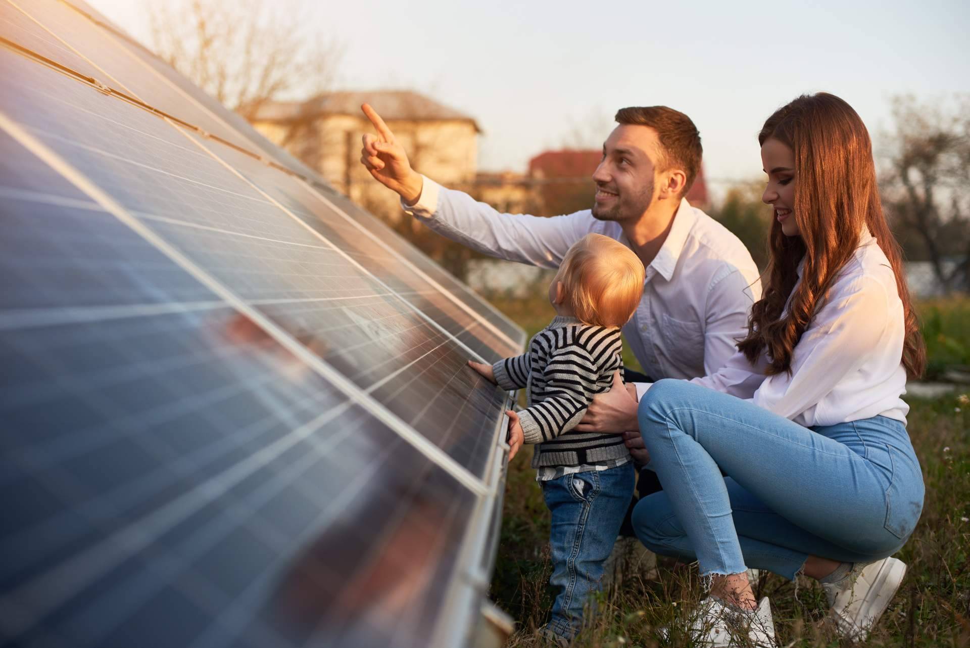 ¿Es posible instalar placas solares en espacios pequeños como balcones?, según Solomnia