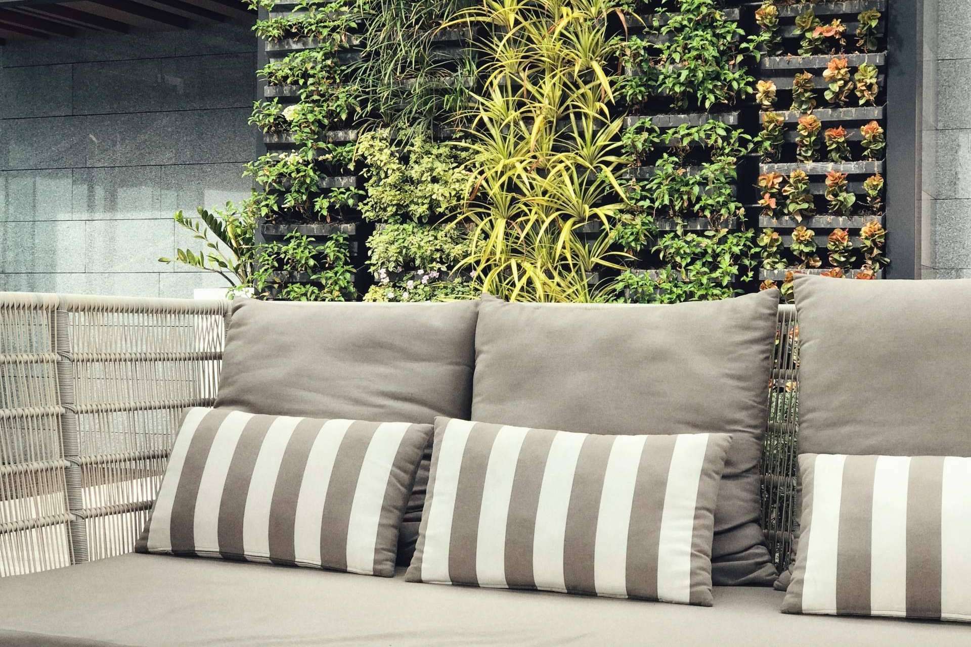 El impacto del jardín vertical en restaurantes. La nueva tendencia verde con JardinVertical.es